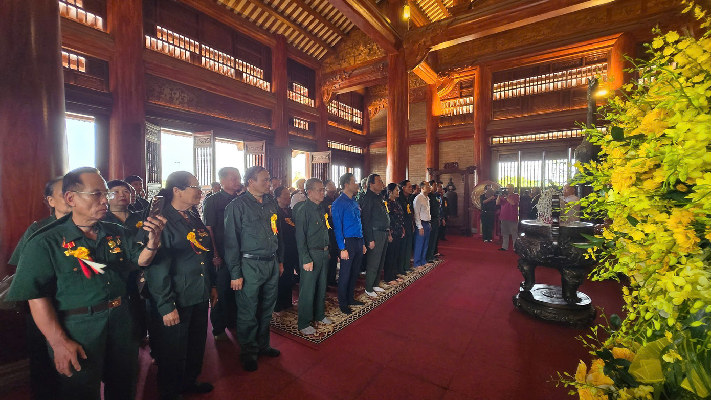 Các đại biểu dâng hương, tưởng niệm, tri ân các anh hùng, liệt sĩ tại Khu di tích lịch sử Quốc gia 27-7 (xã Đại Phúc, tỉnh Thái Nguyên).