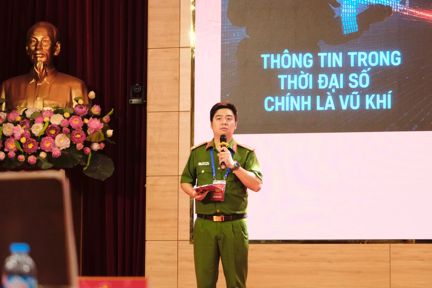 Thượng úy Dương Hải Anh - Trưởng Ban Thanh niên Bộ Tư lệnh CSCĐ ra mắt công trình thanh niên chuyển đổi số “Mặt trận thông tin có tính chiến đấu”. Ảnh: Châu Linh