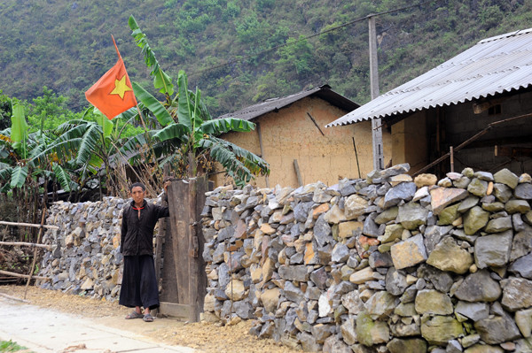 Người dân vùng cao sống quyện cùng với đá, những ngôi nhà được dựng lên với bốn bề là đá. Tất cả cuộc sống của con người vùng cao đều gắn liền với đá. Đá dùng để làm nhà Làm hàng rào Hay đá đan xen với những luống hoa cải vàng tạo nên một bức tranh thật ấn tượng Người dân vùng cao trồng trọt trên những khe đá, trong những hốc đất nhỏ. Và thu hoạch cũng ngay tại vườn nhà Những ngọn núi đá trùng trùng điệp điệp, những cánh đồng đá trải dài bất tận, tất cả cứ tràn vào nhau, hoà quyện vào nhau thành một bức tranh tuyệt đẹp nơi cực bắc Tổ quốc. Cao nguyên đá Đồng Văn dù có tới và trở lại vẫn thấy là lạ, vì nó đẹp, cái đẹp hoang dại, từ con người đến cảnh vật. Cái đẹp mà khi trải nghiệm rồi, vẫn có chút gì đó rất thú vị.
