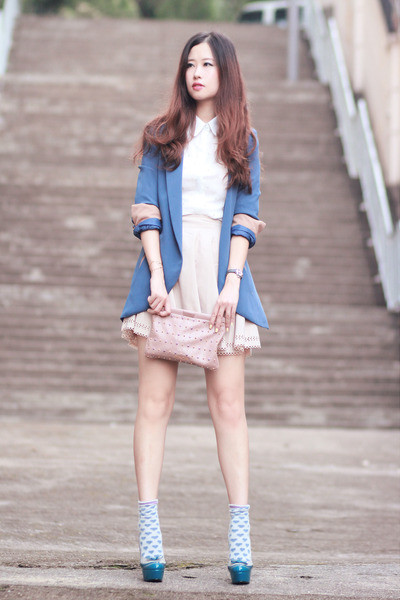 Mix váy ngắn cùng với tất cao quá đầu gối sẽ đem lại cho bạn vẻ dễ thương mà vẫn rất cá tính. Vẻ đẹp dịu dàng và dễ thương của chân váy xòe kết hợp với vẻ đẹp thanh lịch của áo sơ mi tạo nên một phong cách cực hoàn hảo. Váy ngắn + áo pull = một phong cách đậm chất teen Thêm áo khoác nhẹ nhàng cho ngày trở gió Áo sơ mi diện trong áo len hoặc áo pull mix cùng chân váy sẽ đem lại cho bạn vẻ trẻ trung thanh lịch.