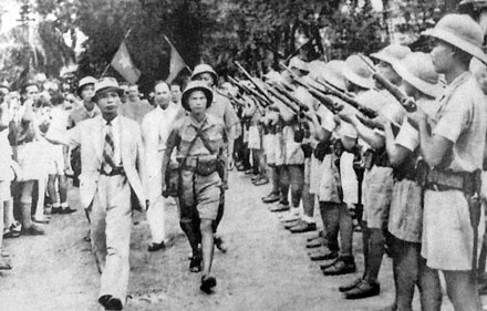Tư lệnh giải phóng quân Võ Nguyên Giáp duyệt binh lần đầu tiên tại Hà Nội sau khi giành được chính quyền ngày 26/8/1945. Tư lệnh giải phóng quân Võ Nguyên Giáp duyệt binh lần đầu tiên tại Hà Nội sau khi giành được chính quyền ngày 26/8/1945