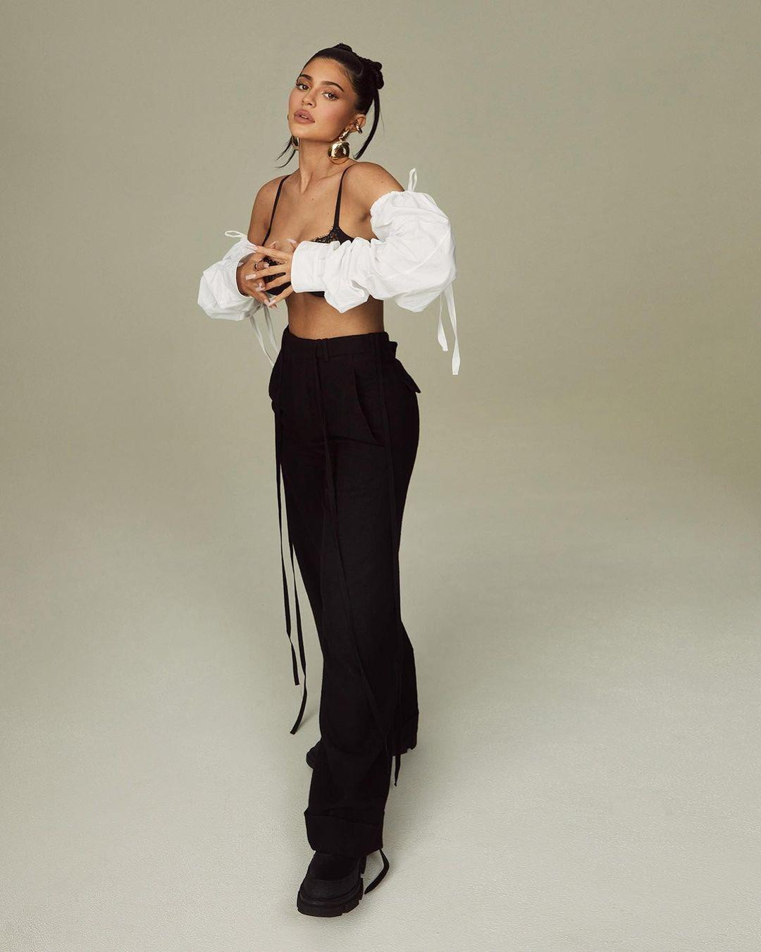 &quot;Hút&quot; người hâm mộ nhất là hai bức ảnh Kylie phối nội y ren đen với quần dài và giày phong cách hip-hop, với hơn 9,1 triệu lượt &quot;thả tim&quot; trong chưa đầy một ngày.