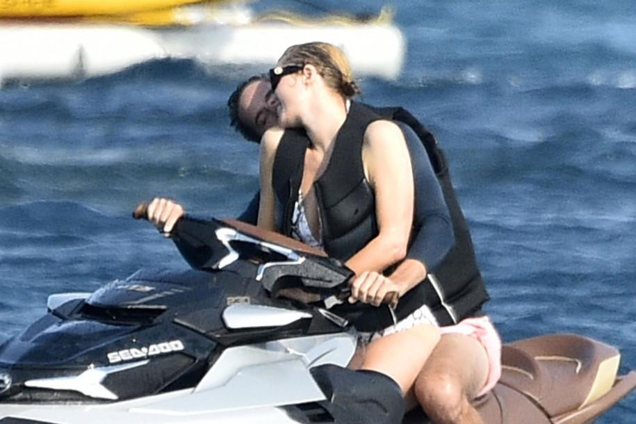 Như nhiều sao Hollywood khác, Ý là lựa chọn của Paris Hilton và chồng sắp cưới Carter Reum để đến nghỉ dưỡng mùa hè năm nay. Cặp đôi bằng tuổi được nhìn thấy ở trên du thuyền sang trọng ngoài khơi đảo Sardinia. Như nhiều sao Hollywood khác, Ý là lựa chọn của Paris Hilton và chồng sắp cưới Carter Reum để đến nghỉ dưỡng mùa hè năm nay. Cặp đôi bằng tuổi được nhìn thấy ở trên du thuyền sang trọng ngoài khơi đảo Sardinia.