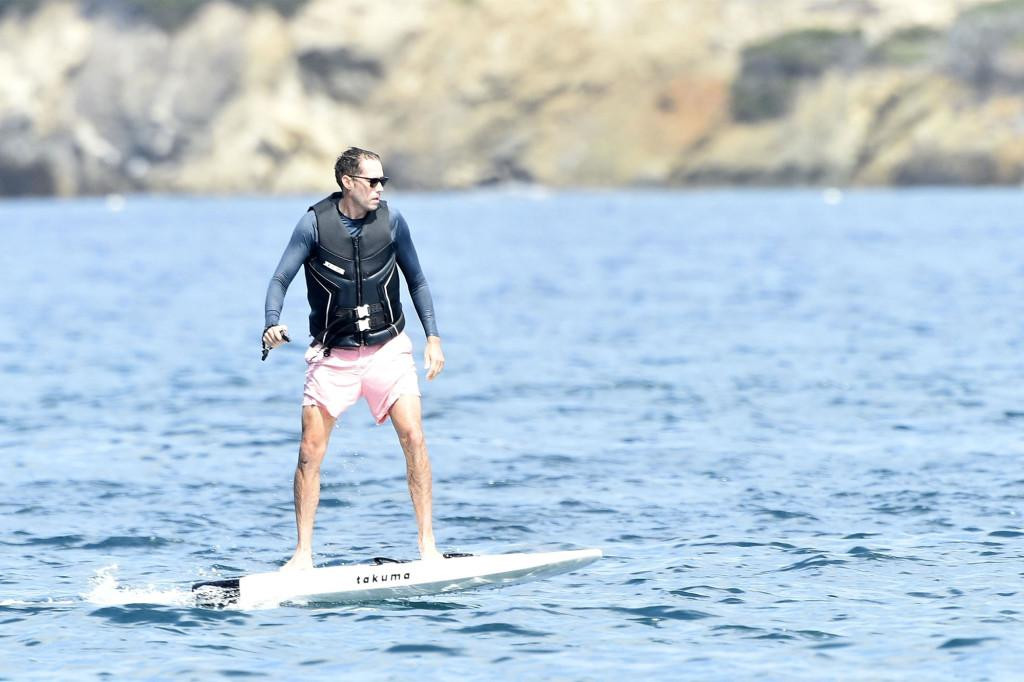 Chồng sắp cưới của Paris Hilton rất hào hứng với các trò chơi trên biển như lướt sóng. Chồng sắp cưới của Paris Hilton rất hào hứng với các trò chơi trên biển như lướt sóng.