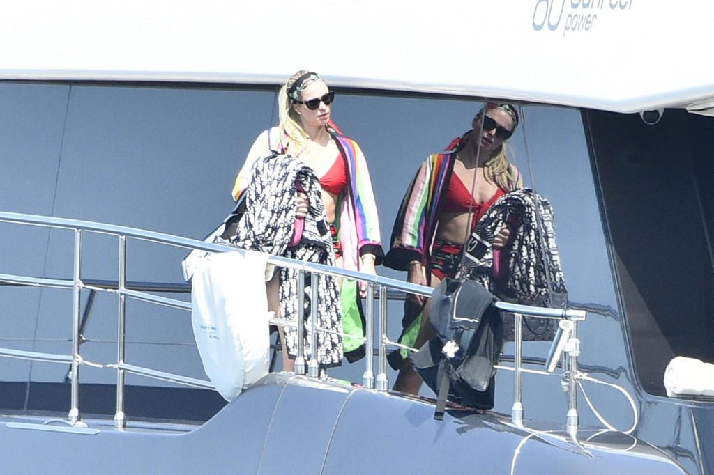 "Tôi rất hào hứng với chương tiếp theo trong cuộc đời và có một người đồng hành như vậy. Mối quan hệ của chúng tôi xây dựng trên nền tảng bình đẳng. Chúng tôi giúp nhau trở nên tốt hơn. Anh ấy xứng đáng với ngần ấy thời gian chờ đợi của tôi", tiểu thư nhà Hilton từng chia sẻ trên Vogue. "Tôi rất hào hứng với chương tiếp theo trong cuộc đời và có một người đồng hành như vậy. Mối quan hệ của chúng tôi xây dựng trên nền tảng bình đẳng. Chúng tôi giúp nhau trở nên tốt hơn. Anh ấy xứng đáng với ngần ấy thời gian chờ đợi của tôi", tiểu thư nhà Hilton từng chia sẻ trên Vogue.