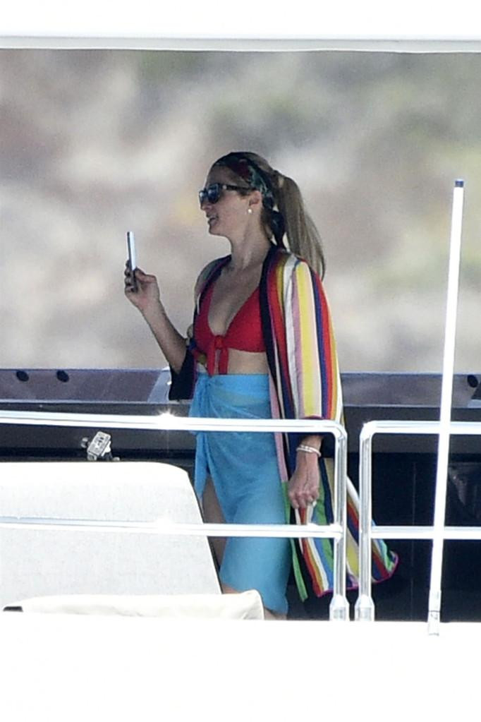 Trong khi đó, ngôi sao thực tế 40 tuổi thích diện bikini "sống ảo". Cô mặc bộ đồ bơi hai mảnh màu đỏ nổi bật và quần cạp cao, kết hợp với áo choàng kẻ sọc nhiều màu sắc và khăn mỏng buộc quanh eo. Trong khi đó, ngôi sao thực tế 40 tuổi thích diện bikini "sống ảo". Cô mặc bộ đồ bơi hai mảnh màu đỏ nổi bật và quần cạp cao, kết hợp với áo choàng kẻ sọc nhiều màu sắc và khăn mỏng buộc quanh eo.