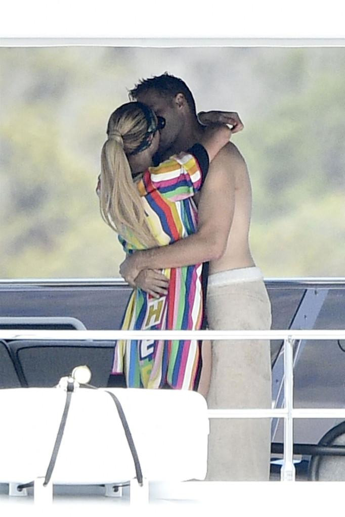 Paparazzi đã chụp được loạt khoảnh khắc ngọt ngào của Paris và Carter, từ âu yếm nhau khi lái mô tô nước đến ôm hôn đắm đuối trên du thuyền. Paparazzi đã chụp được loạt khoảnh khắc ngọt ngào của Paris và Carter, từ âu yếm nhau khi lái mô tô nước đến ôm hôn đắm đuối trên du thuyền.