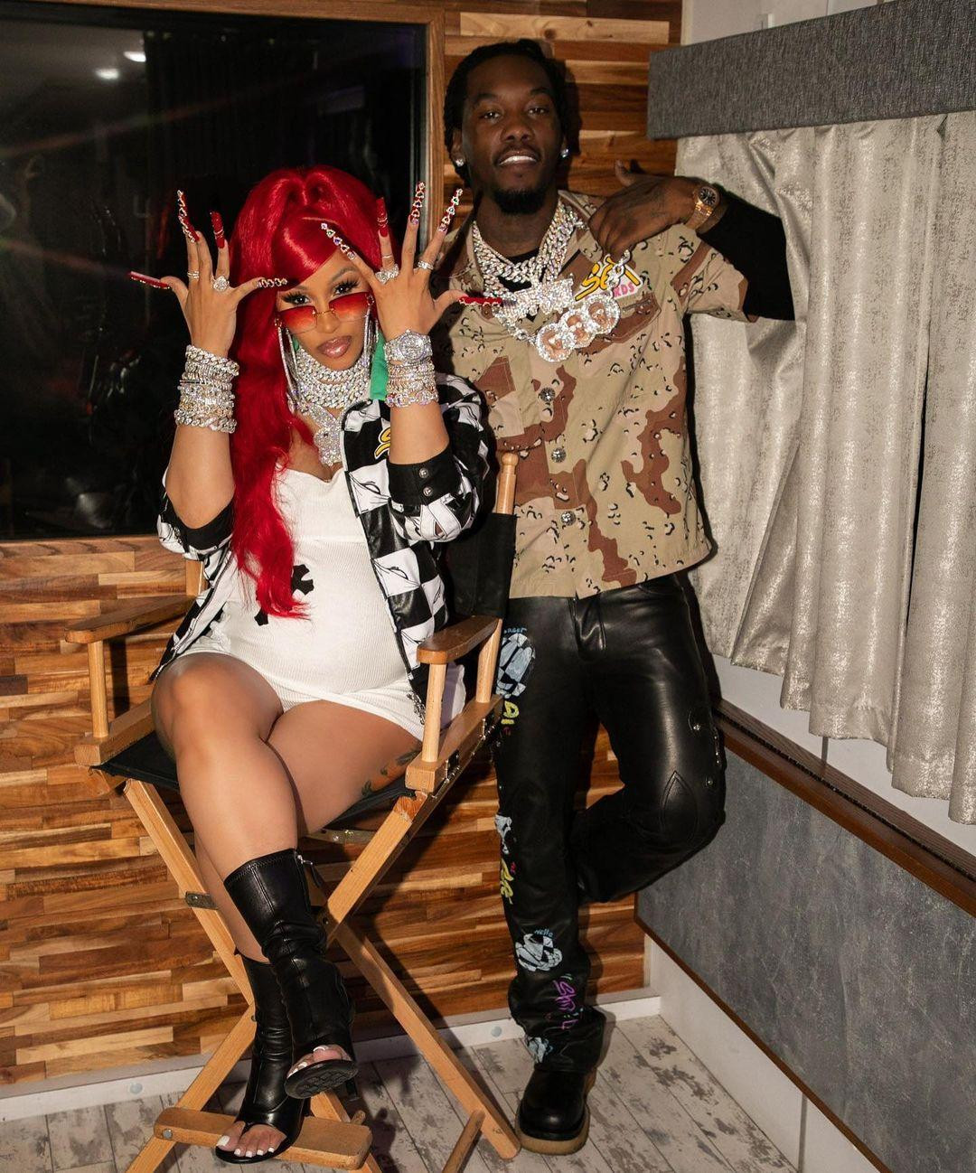 Cardi B và chồng Offset hút hơn 2,6 triệu lượt yêu thích với bức ảnh &quot;khoe của&quot;.