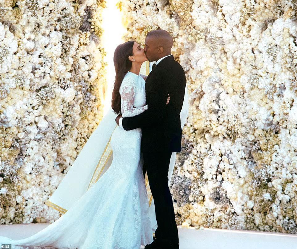 Kim và Kanye ly hôn hồi tháng 2 sau gần 7 năm làm vợ chồng. Kim và Kanye ly hôn hồi tháng 2 sau gần 7 năm làm vợ chồng.