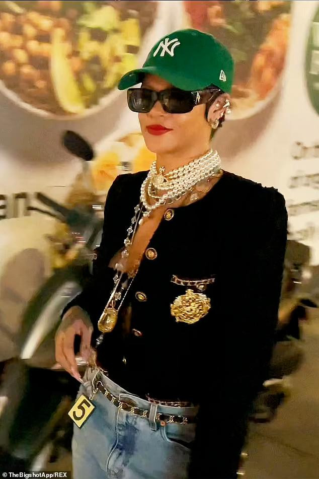 Không chỉ cổ kín vòng vàng, kim cương, bà chủ Fenty Beauty còn đeo rất nhiều bông tai đến mức gần như không còn chỗ nào để thêm vào.