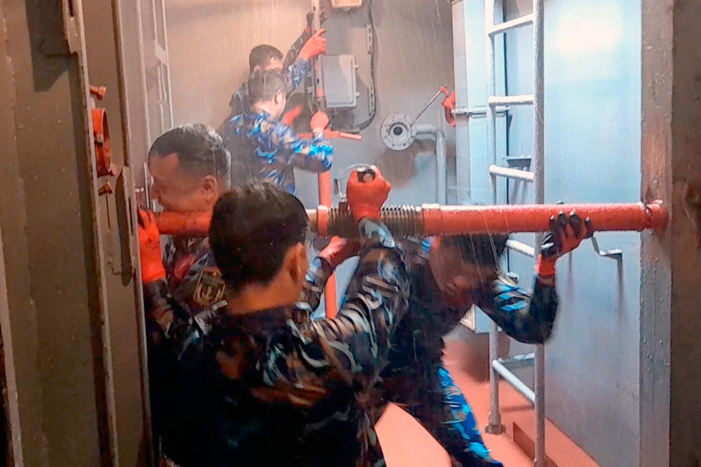 Các tuyển thủ Hải quân Nhân dân Việt Nam thực hiện nội dung thi Đấu tranh bảo vệ sức sống tàu. Các tuyển thủ Hải quân Nhân dân Việt Nam thực hiện nội dung thi Đấu tranh bảo vệ sức sống tàu.