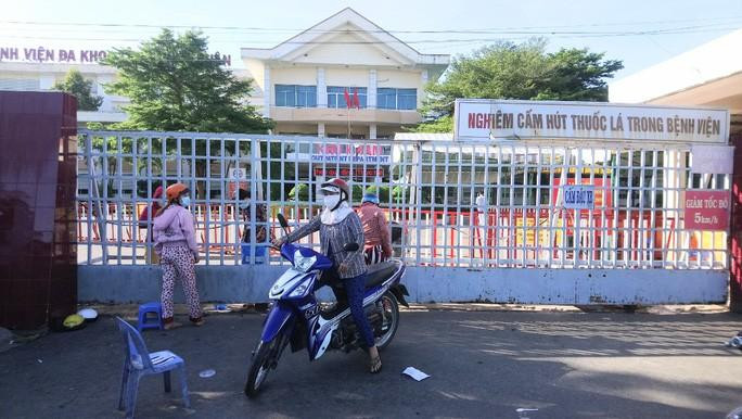 Bệnh viện Đa khoa tỉnh Bình Thuận từng phải phong tỏa vì liên quan ca bệnh của nữ bác sỹ B. Cho thôi việc nữ bác sĩ khai báo gian dối làm lây lan dịch bệnh - Ảnh 1.