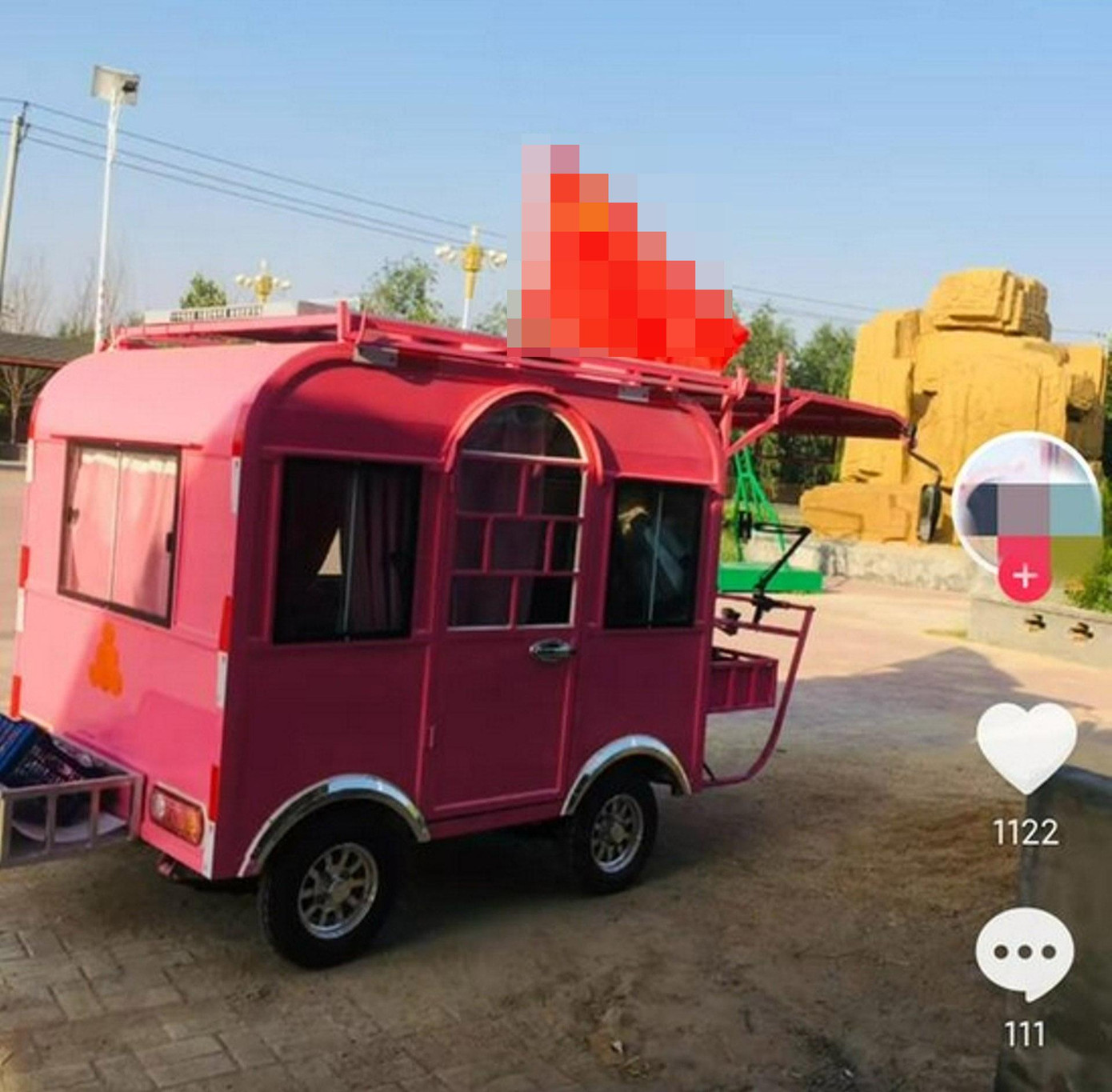 Chiếc xe cắm trại màu hồng được Mỹ Mỹ dùng để ở suốt nhiều tháng thám hiểm. Chiếc xe cắm trại màu hồng được Mỹ Mỹ dùng để ở suốt nhiều tháng thám hiểm.