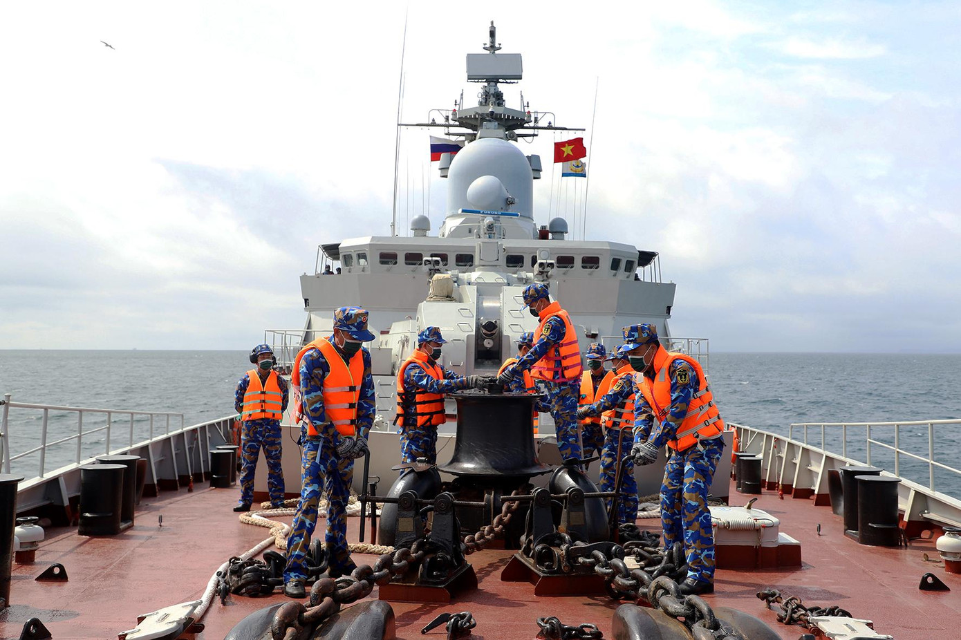 Tuyển thủ Hải quân Nhân dân Việt Nam thi đấu nội dung Kỹ năng hàng hải. Tuyển thủ Hải quân Nhân dân Việt Nam thi đấu nội dung Kỹ năng hàng hải.