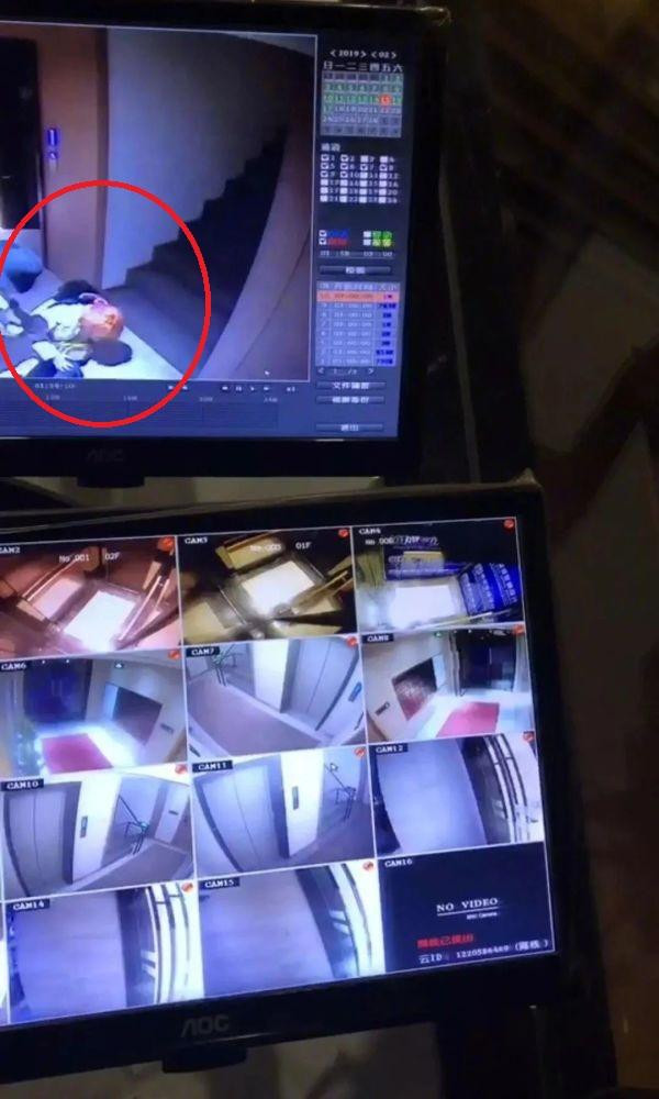 Ảnh chụp camera an ninh được cho là ghi lại cảnh Tiệu Nghệ bị MC Tiền Phong lôi vào nhà. Ảnh chụp camera an ninh được cho là ghi lại cảnh Tiệu Nghệ bị MC Tiền Phong lôi vào nhà.