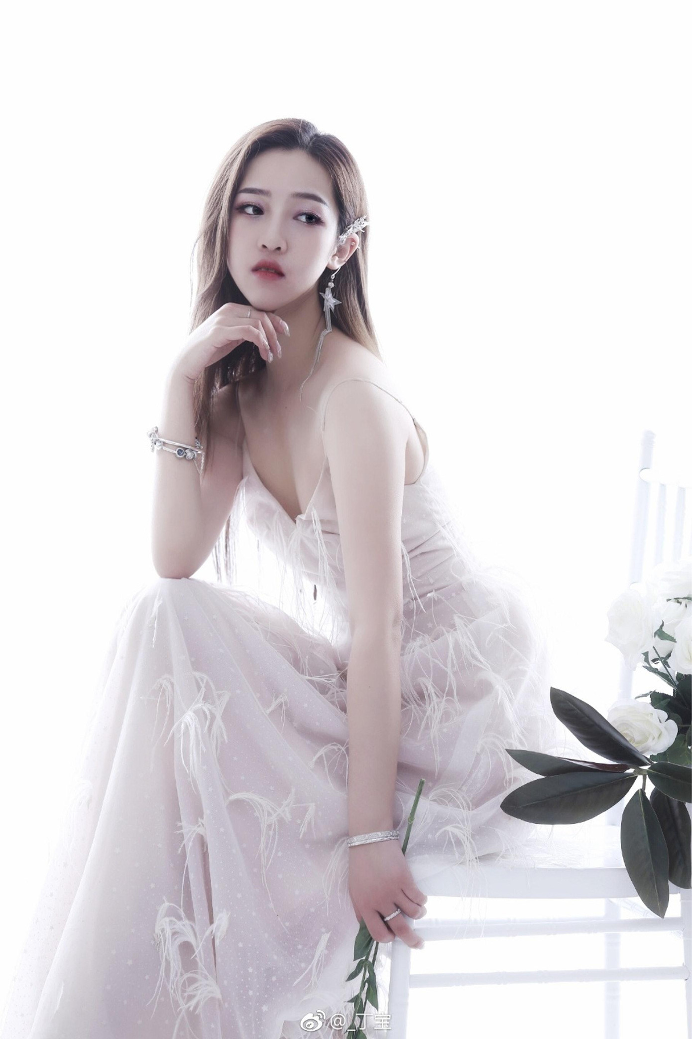 Không chỉ mặt đẹp, Đinh Đinh còn sở hữu thân hình mảnh mai, nuột nà. Không chỉ mặt đẹp, Đinh Đinh còn sở hữu thân hình mảnh mai, nuột nà.