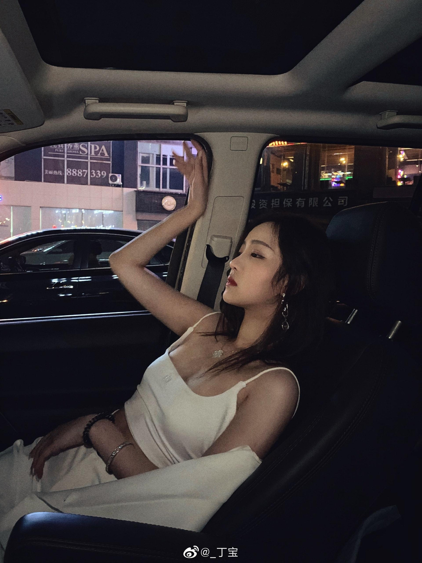 Đinh Đinh bỗng "hot" trở lại vì scandal của Triệu Vy. Dân mạng phát hiện, cô xóa hết ảnh chụp chung với Huỳnh Tiểu Bảo, nhưng vẫn để tên ghép hai người trên Weibo. Đinh Đinh bỗng "hot" trở lại vì scandal của Triệu Vy. Dân mạng phát hiện, cô xóa hết ảnh chụp chung với Huỳnh Tiểu Bảo, nhưng vẫn để tên ghép hai người trên Weibo.