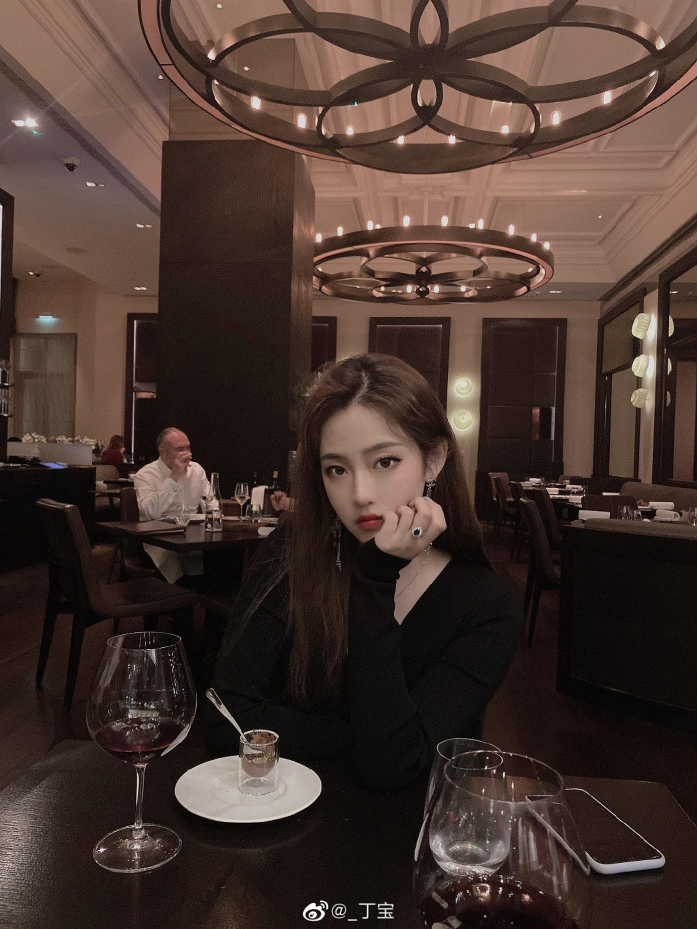 Đinh Đinh khoe ảnh dùng bữa tối trong nhà hàng Tây sang trọng với Đinh Đinh. Đinh Đinh khoe ảnh dùng bữa tối trong nhà hàng Tây sang trọng với Đinh Đinh.