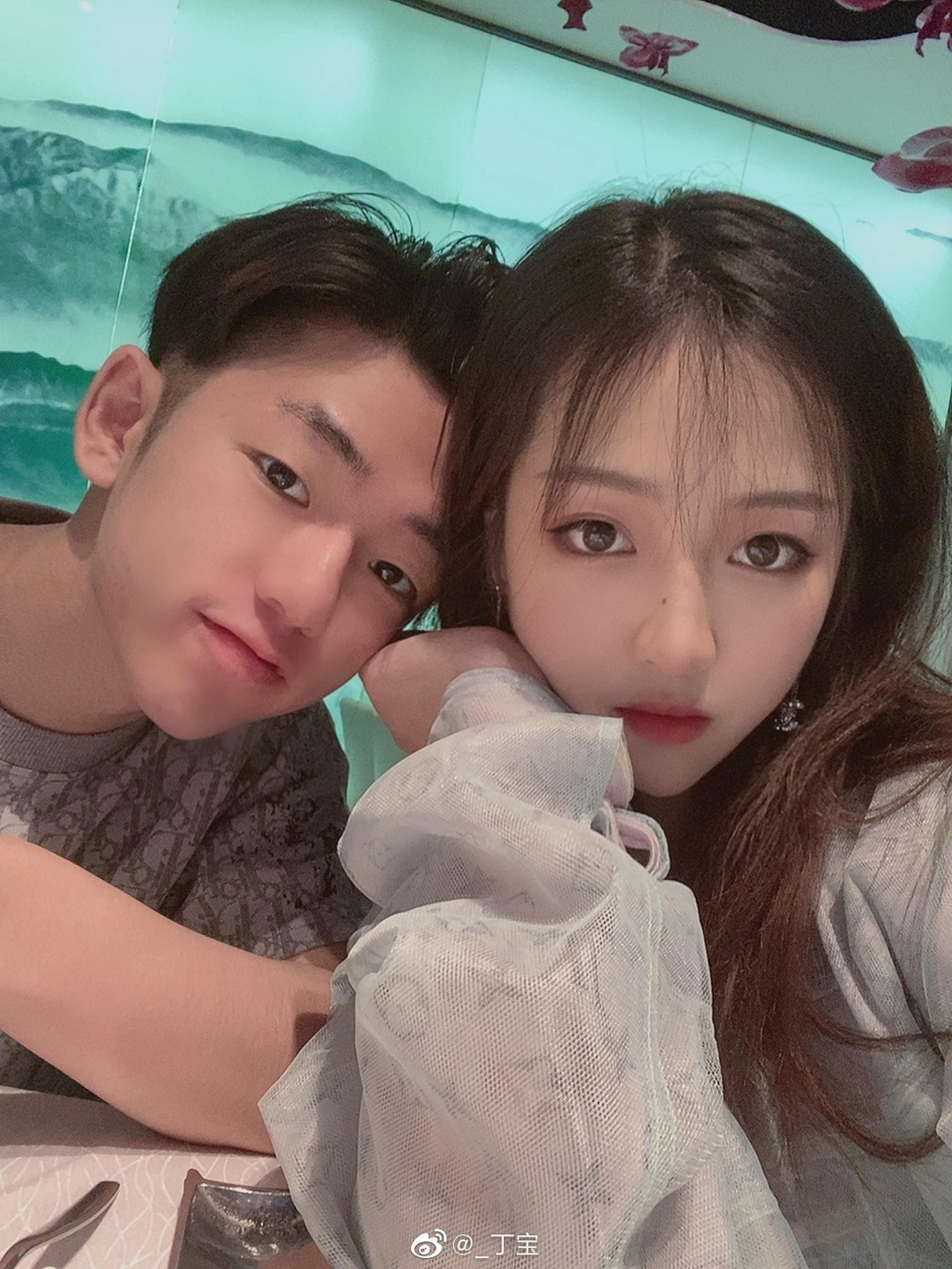 Lúc mới yêu, cặp đôi thường chia sẻ ảnh chụp chung. Lúc mới yêu, cặp đôi thường chia sẻ ảnh chụp chung.