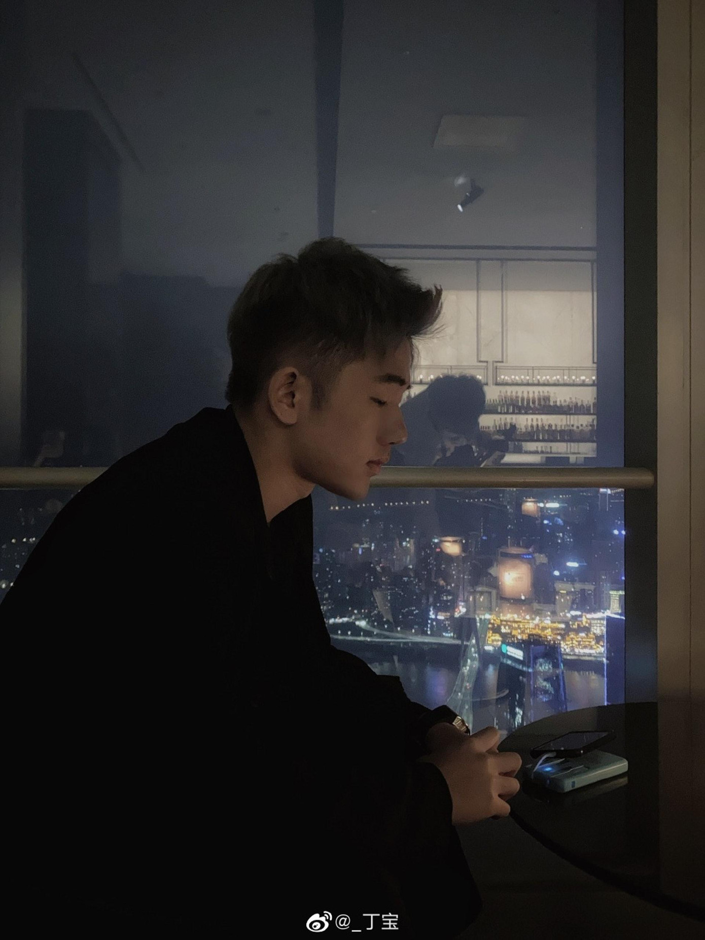 Huỳnh Tiểu Bảo có vẻ ngoài thư sinh. Huỳnh Tiểu Bảo có vẻ ngoài thư sinh.