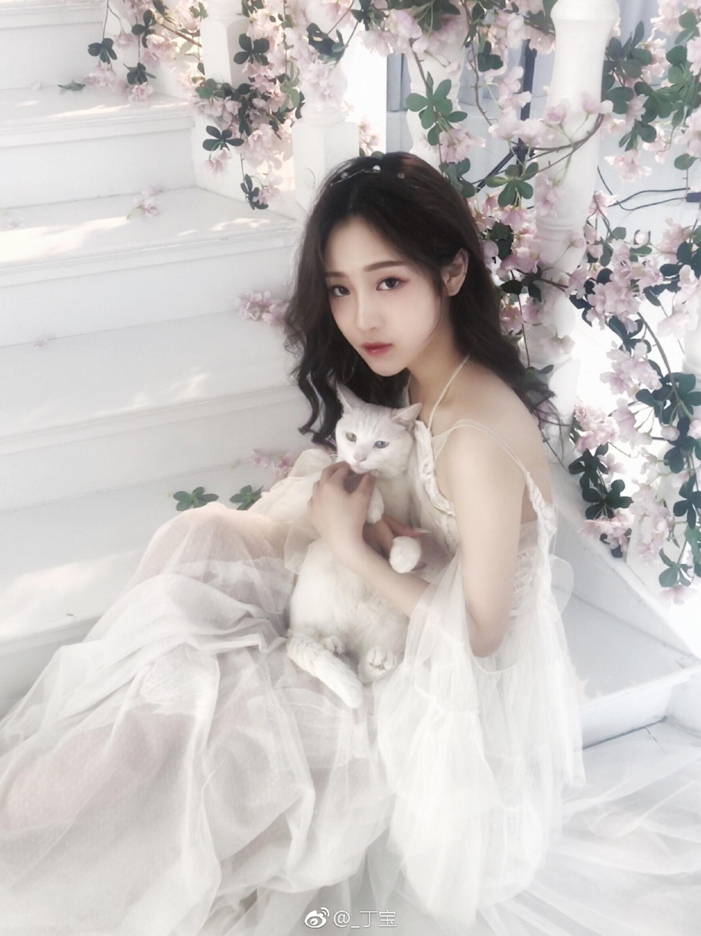 Cô được khen ngợi bởi ngoại hình xinh đẹp không thua kém những hot girl đình đám trên mạng xã hội. Cô được khen ngợi bởi ngoại hình xinh đẹp không thua kém những hot girl đình đám trên mạng xã hội.