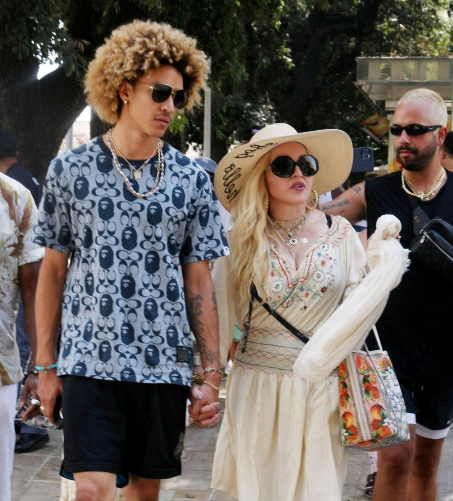 Chuyến du lịch mừng sinh nhật lần thứ 63 của Madonna ở Ý vẫn đang tiếp diễn. Chặng dừng chần tiếp theo của "Nữ hoàng nhạc pop" là thành phố Lecce. Cánh săn ảnh bắt gặp Madonna tay trong tay với tình trẻ Ahlamalik Williams đi thăm thú cảnh đẹp ở nơi được mệnh danh là "Florence của phương Nam".