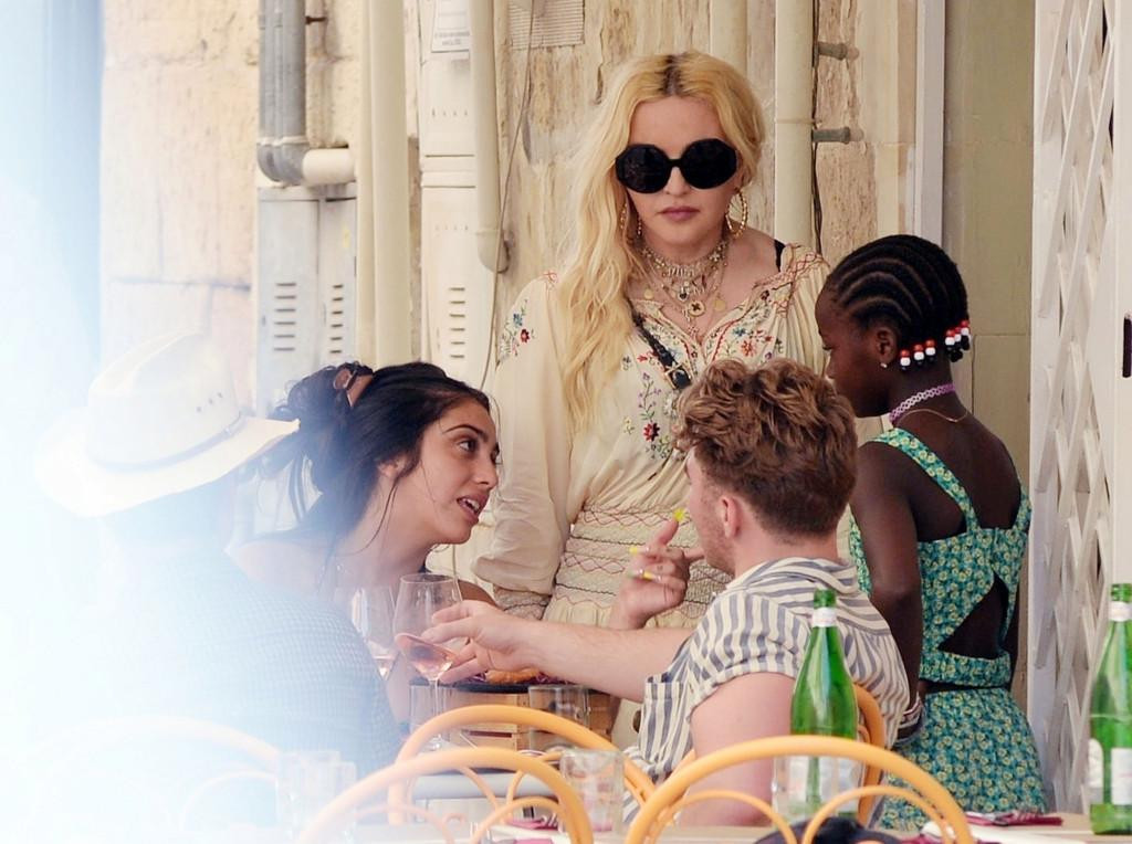 Giọng ca "I Don't Search I Find" cũng dành thời gian ăn trưa với các con, gồm con gái lớn Lourdes Leon (24 tuổi), con trai Rocco Ritchie (21 tuổi) và cặp song sinh Stella và Estere (8 tuổi). Ngoài ra, Madonna còn có hai người con nữa là con trai David và con gái Mercy, đều 15 tuổi.