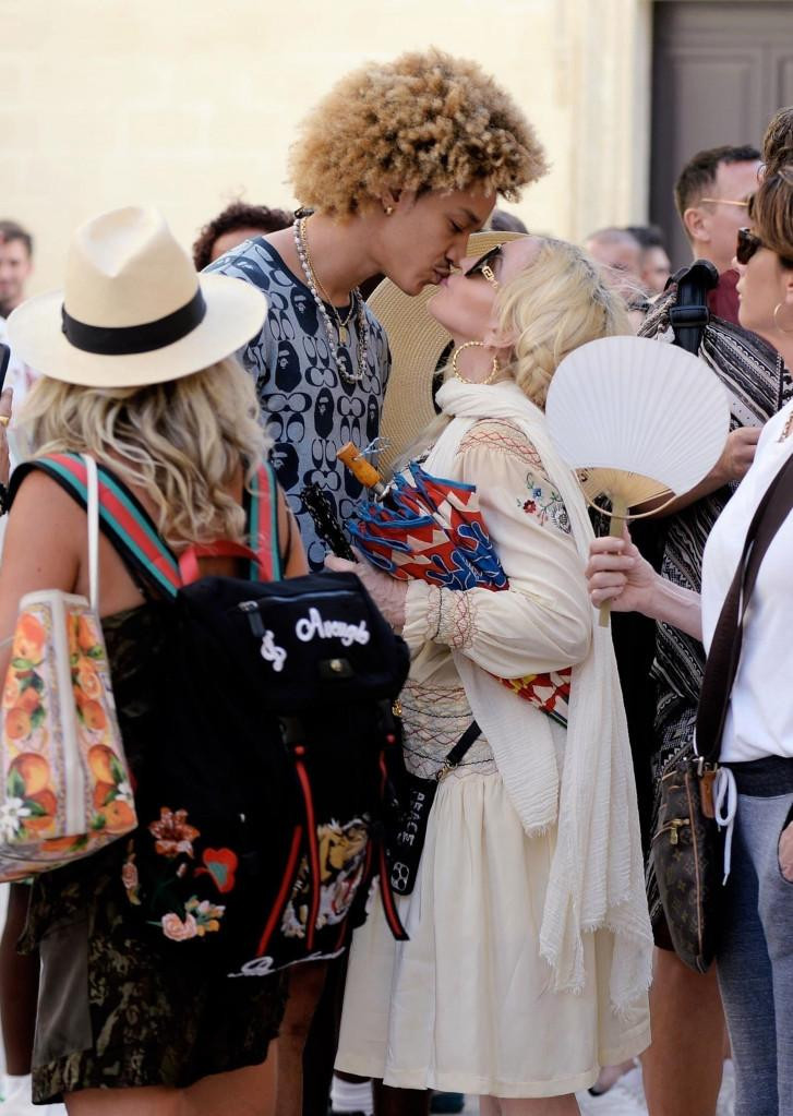 Cặp đôi "cô - cháu" còn thoải mái hôn nhau giữa phố đông đúc người.