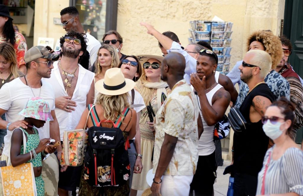 Nhóm của Madonna tỏ ra hứng thú với các công trình kiến trúc ở Lecce.