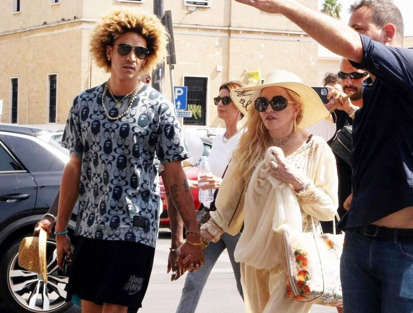 Suốt chuyến tham quan, Madonna và tình trẻ kém 36 tuổi gần như không rời nhau, luôn nắm tay rất tình cảm.