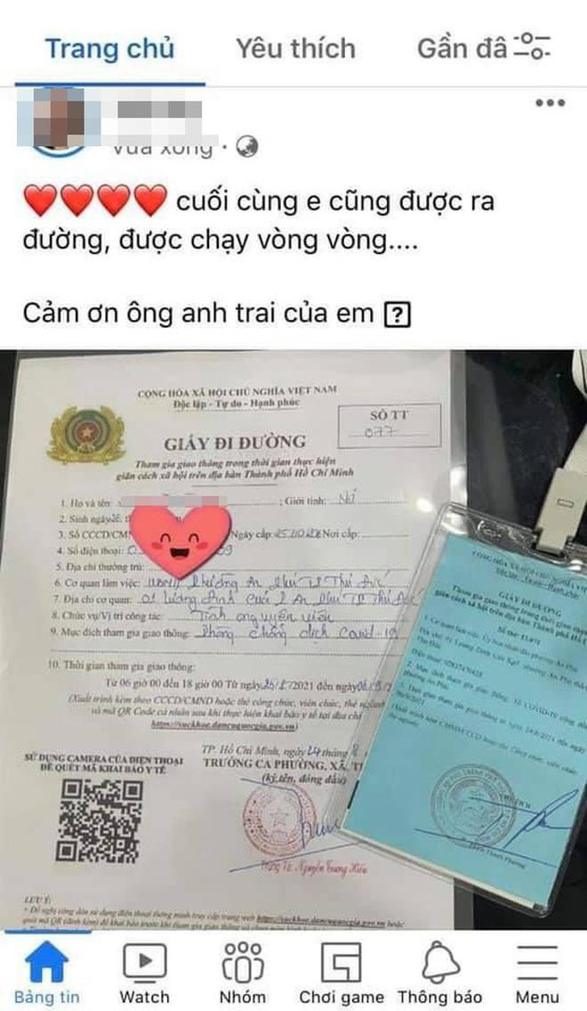 Tình nguyện viên M. đăng giấy đi đường khoe trên mạng xã hội. Tình nguyện viên M. đăng giấy đi đường khoe trên mạng xã hội.