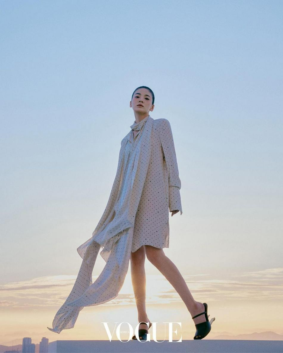 Đến nay, dù đã thuộc lứa diễn viên có tuổi, Song Hye Kyo vẫn có chỗ đứng vững chắc trong làng giải trí Hàn Quốc và cả châu Á. Cô giống như "tượng đài" bất khả xâm phạm mà nhiều ngôi sao trẻ mơ ước đạt được.