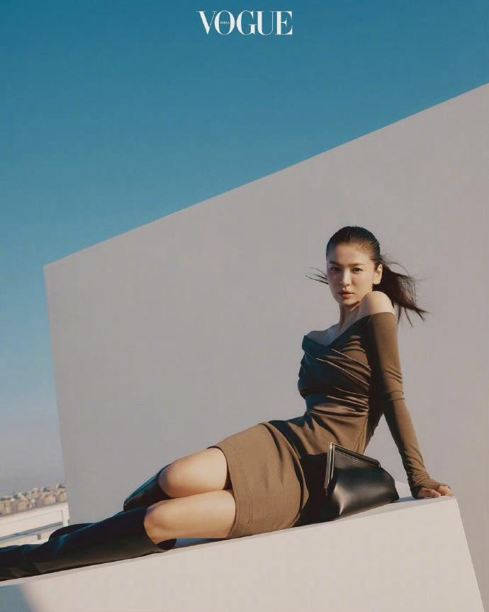 Từng có thời gian người đẹp họ Song bị chê bai vì chiều cao khiêm tốn, chưa đến 1m60, và thân hình đẫy đà. Tuy nhiên, cô hoàn toàn "lột xác" trên Vogue với thân hình nuột nà, ấn tượng nhất là bờ vai thon gầy và vòng eo "con kiến".