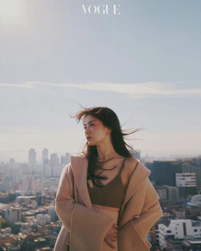 Dân mạng đánh giá, Song Hye Kyo chưa bao giờ cuốn hút đến như vậy. Tất cả từ sắc vóc, tạo dáng và biểu cảm đều không khác gì một siêu mẫu hàng đầu.