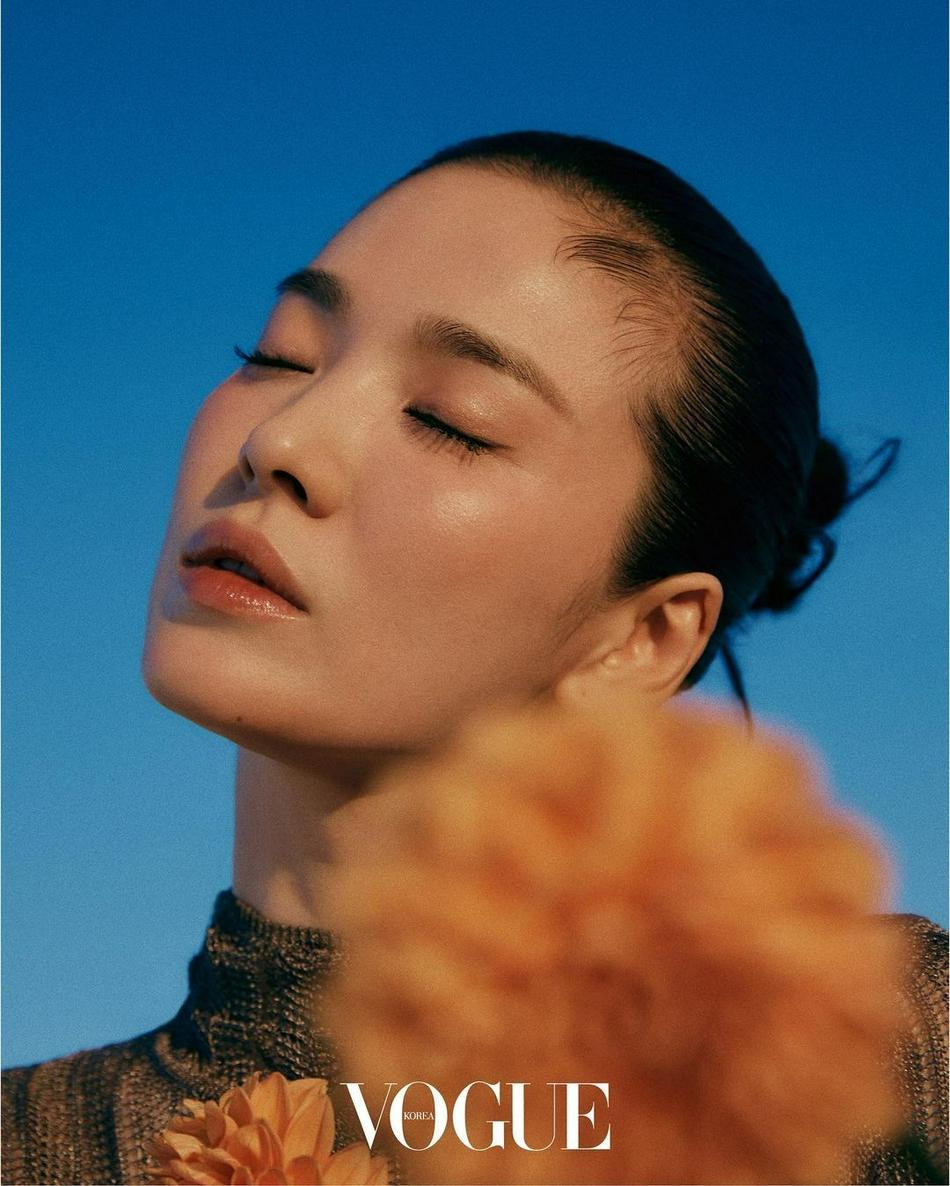 Các đường nét trên gương mặt đầy tinh tế cộng thêm khí chất tự tin rèn giũa suốt hơn 20 năm qua giúp Song Hye Kyo càng thêm xứng đáng với danh xưng "quốc bảo nhan sắc xứ Hàn".