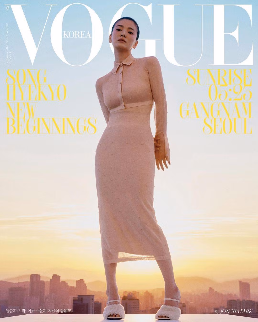 Vài ngày trước, Vogue Korea "nhá hàng" hai bức ảnh của Song Hye Kyo với tư cách gương mặt trang bìa ấn phẩm tháng 9.