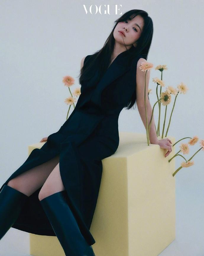 Nữ diễn viên sinh năm 1981 cũng là minh chứng rõ ràng cho nhan sắc "lão hóa ngược". Nếu chỉ nhìn ảnh, không ai nghĩ Song Hye Kyo đã chạm ngưỡng 40 tuổi, mà chỉ như mới đôi mươi.