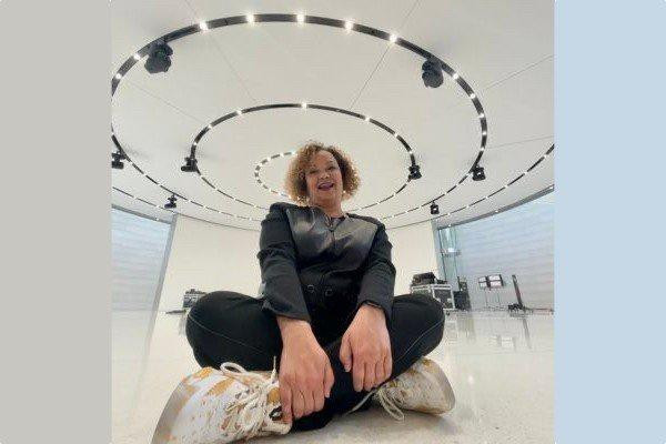 Bức ảnh đại diện cho thấy bà Lisa Jackson đang ngồi ở trụ sở Apple Park, nơi hãng thường ghi hình các sự kiện trực tuyến. Ảnh: Twitter. Bức ảnh đại diện cho thấy bà Lisa Jackson đang ngồi ở trụ sở Apple Park, nơi hãng thường ghi hình các sự kiện trực tuyến. Ảnh: Twitter.