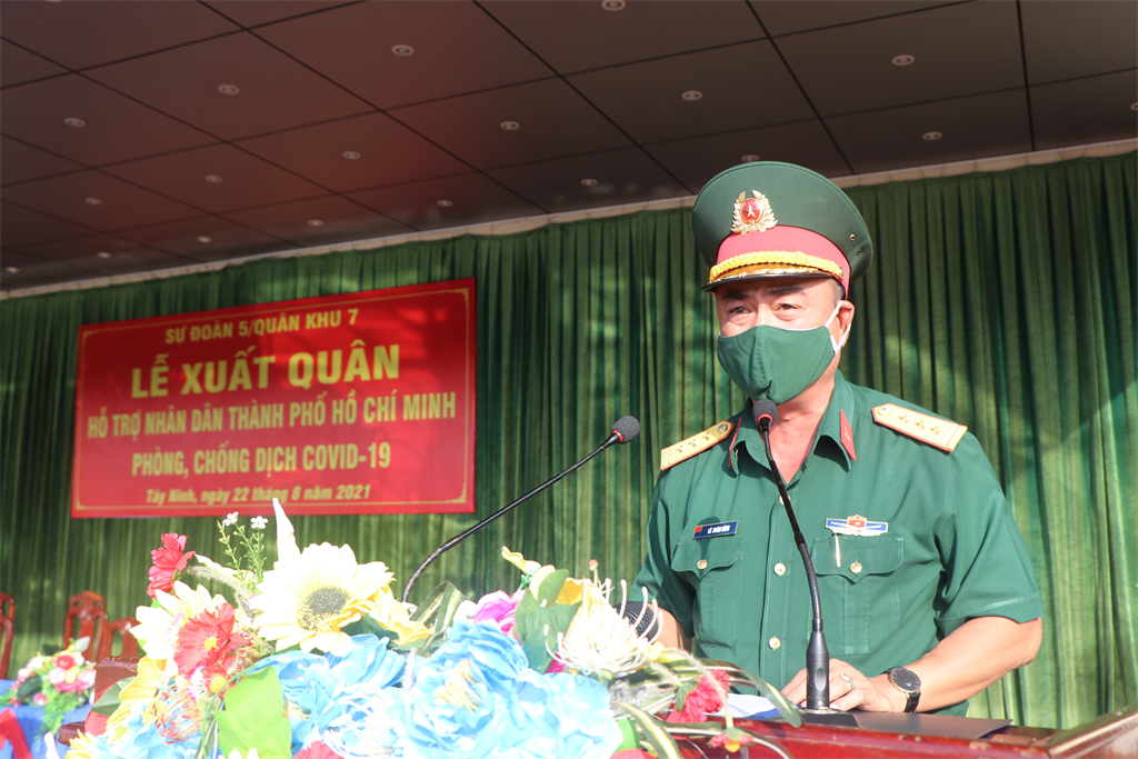 Thượng tá Lê Xuân Bình Sư đoàn trưởng Sư đoàn 5, Quân khu 7 phát biểu tại buổi lễ