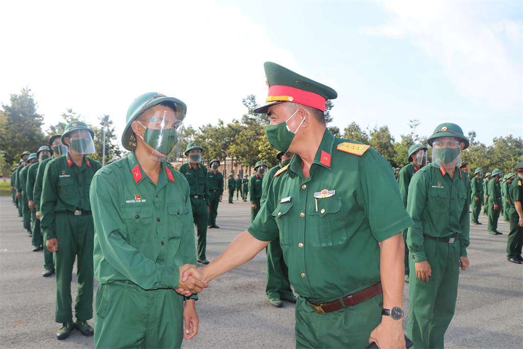 Thượng tá Lê Xuân Bình Sư đoàn trưởng Sư đoàn 5, Quân khu 7 động viên các chiến sĩ lên đường làm nhiệm vụ