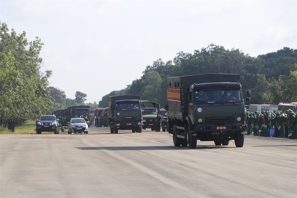 Từng đoàn xe nối đuôi nhau tiến về tâm dịch lên đường hỗ trợ nhân dân Tp. Hồ Chí Minh phòng chống dịch COVID-19