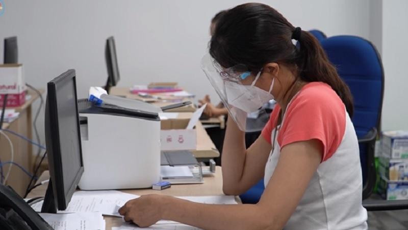 Chị Hằng nhiều lần lặng người đi vì xúc động. Chị Hằng nhiều lần lặng người đi vì xúc động.