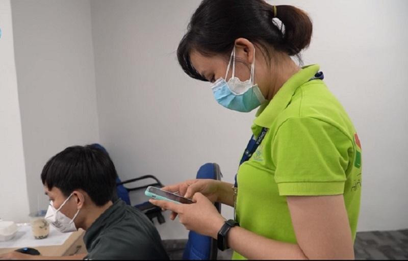 Chị Bích kiểm tra thông tin để báo lại cho người thân của bệnh nhân. Chị Bích kiểm tra thông tin để báo lại cho người thân của bệnh nhân.