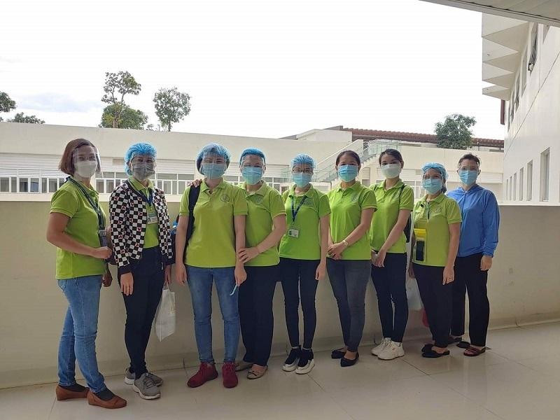 Chị Bích (thứ 3 từ trái qua) cùng các đồng nghiệp. Chị Bích (thứ 3 từ trái qua) cùng các đồng nghiệp.