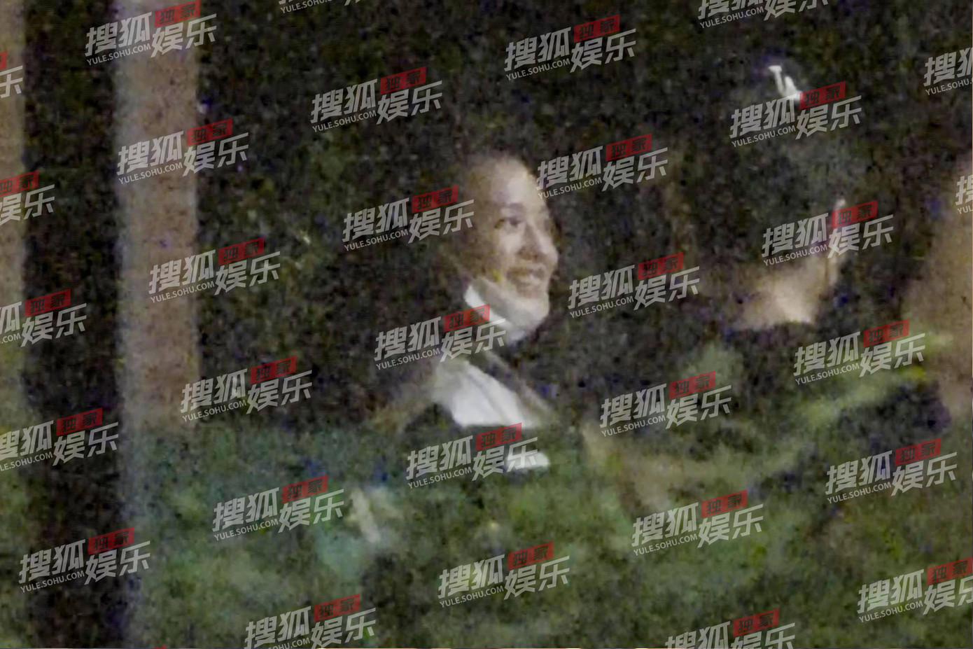 Ảnh chụp trộm chất lượng kém nhưng Thư Kỳ vẫn được dân mạng khen xinh đẹp, trẻ trung. Ảnh chụp trộm chất lượng kém nhưng Thư Kỳ vẫn được dân mạng khen xinh đẹp, trẻ trung.