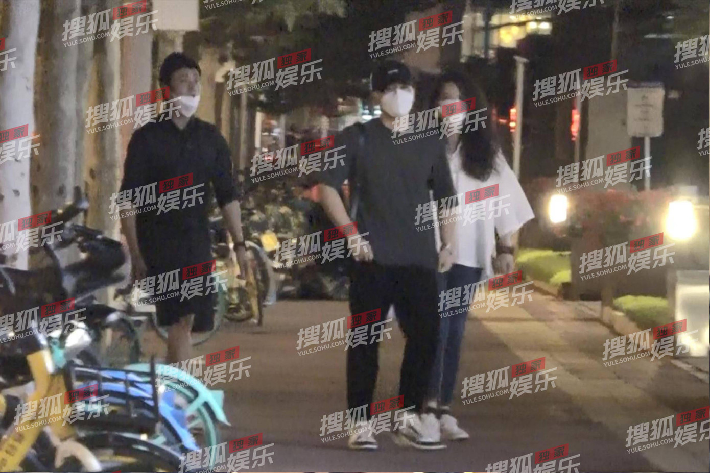 Thư Kỳ cùng chồng Phùng Đức Luân hiếm hoi xuất hiện cùng nhau. Thư Kỳ cùng chồng Phùng Đức Luân hiếm hoi xuất hiện cùng nhau.