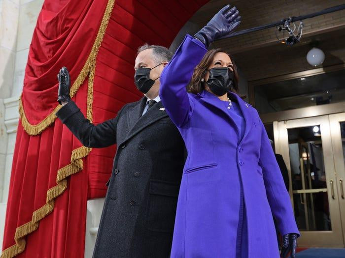 Khi tuyên thệ nhậm chức nữ Phó Tổng thống Mỹ đầu tiên vào tháng 1/2021, bà Harris phối váy màu tím với áo khoác dài đồng màu của nhà thiết kế người Mỹ Christopher John Rogers. Ngoài ra, bà chọn giày của Sergio Hudson, người thiết kế trang phục nhậm chức cho Michelle Obama. Ngoài việc ủng hộ các nhà thiết kế người Mỹ, bộ đồ mang ý nghĩa tôn vinh tới Shirley Chisholm - người phụ nữ gốc Phi đầu tiên trong lịch sử ra tranh cử tổng thống Mỹ. Hơn thế, màu tím là sự kết hợp giữa màu xanh của Đảng Dân chủ và màu đỏ của Đảng Cộng Hòa, từ lâu được xem là biểu tượng cho sự hợp tác của hai đảng lớn nhất nước Mỹ. Khi tuyên thệ nhậm chức nữ Phó Tổng thống Mỹ đầu tiên vào tháng 1/2021, bà Harris phối váy màu tím với áo khoác dài đồng màu của nhà thiết kế người Mỹ Christopher John Rogers. Ngoài ra, bà chọn giày của Sergio Hudson, người thiết kế trang phục nhậm chức cho Michelle Obama. Ngoài việc ủng hộ các nhà thiết kế người Mỹ, bộ đồ mang ý nghĩa tôn vinh tới Shirley Chisholm - người phụ nữ gốc Phi đầu tiên trong lịch sử ra tranh cử tổng thống Mỹ. Hơn thế, màu tím là sự kết hợp giữa màu xanh của Đảng Dân chủ và màu đỏ của Đảng Cộng Hòa, từ lâu được xem là biểu tượng cho sự hợp tác của hai đảng lớn nhất nước Mỹ.