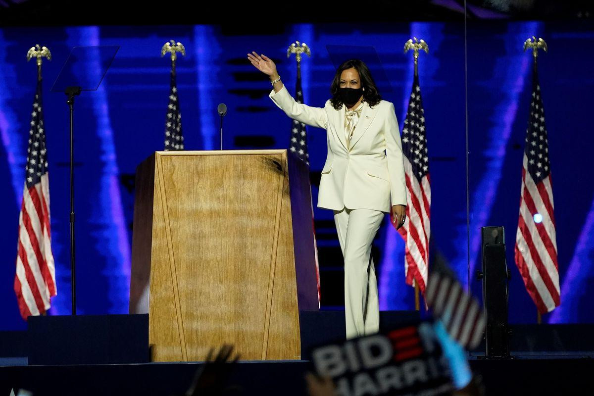 Tháng 11/2020, khi phát biểu mừng chiến thắng của Tổng thống Mỹ đắc cử Joe Biden ở Wilmington, tiểu bang Delaware, bà Harris chọn bộ Âu phục màu trắng của Carolina Herrera, áo sơ mi lụa thắt nơ màu be của Tory Burch, kết hợp với đôi giày cao gót mũi nhọn màu nude. Theo Carolina Herrera, việc mặc trang phục màu trắng được xem là thể hiện sự tôn kính đối với những người phụ nữ đòi quyền bầu cử cho phái nữ vào đầu thế kỷ 20. Tháng 11/2020, khi phát biểu mừng chiến thắng của Tổng thống Mỹ đắc cử Joe Biden ở Wilmington, tiểu bang Delaware, bà Harris chọn bộ Âu phục màu trắng của Carolina Herrera, áo sơ mi lụa thắt nơ màu be của Tory Burch, kết hợp với đôi giày cao gót mũi nhọn màu nude. Theo Carolina Herrera, việc mặc trang phục màu trắng được xem là thể hiện sự tôn kính đối với những người phụ nữ đòi quyền bầu cử cho phái nữ vào đầu thế kỷ 20.