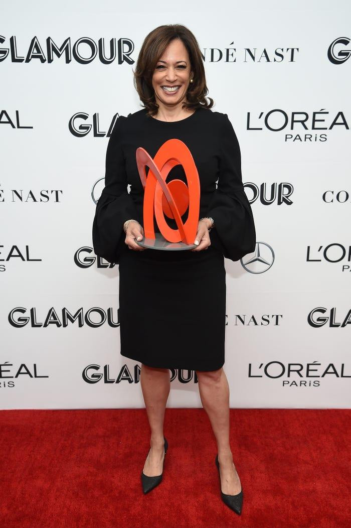 Khi nhận giải "Người phụ nữ của năm" tại Lễ trao giải Glamour 2018, bà Harris chọn chiếc váy đen dài đến đầu gối, thiết kế tay bồng, thanh lịch. Bà kết hợp với giày mũi nhọn đế thấp "ton-sur-ton". Khi nhận giải "Người phụ nữ của năm" tại Lễ trao giải Glamour 2018, bà Harris chọn chiếc váy đen dài đến đầu gối, thiết kế tay bồng, thanh lịch. Bà kết hợp với giày mũi nhọn đế thấp "ton-sur-ton".