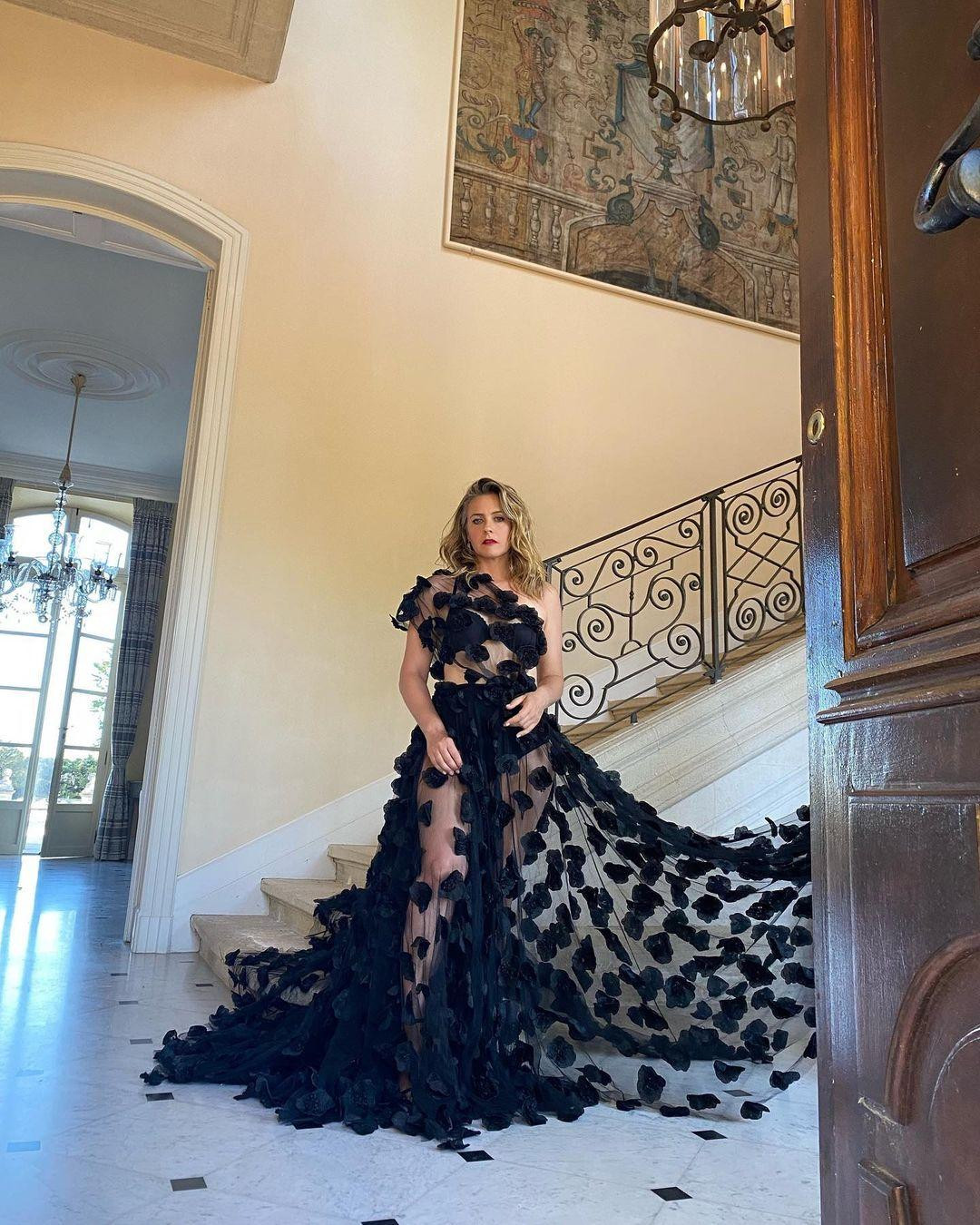 Nữ diễn viên 44 tuổi Alicia Silverstone lộng lẫy, gợi cảm trong chiếc váy xuyên thấu của Christian Siriano khi đến thăm một lâu đài ở Pháp.